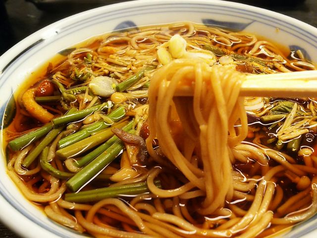 山菜そばの麺持ち上げ(麺リフト)_丸秀