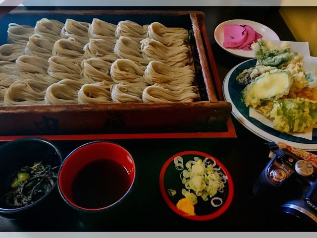 布海苔をつなぎに使ったへぎそば、美味しかったです。
野菜の天ぷらを頼んで二人でシェアして丁度でした_由屋