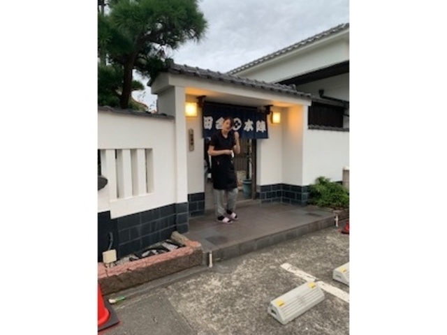 玄関(中に池の庭あり)_田舎鮨本陣