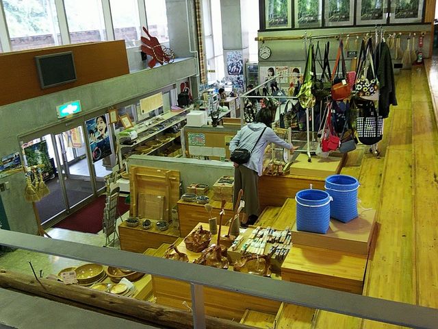 駅の中は階段状に_道の駅 白樺の里やまがた