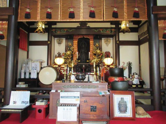 本堂内(鋳鉄製菩薩頭は正面中央の仏様の立像の奥です)
_大観音寺