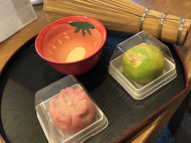 湯呑み茶碗もそれぞれ違う可愛らしいもので、美味しいお茶、お菓子を頂きました_中原松月堂