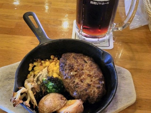 手ごねハンバーグだけでなく、隣のジャガイモも美味しいです。_函館ビヤホール