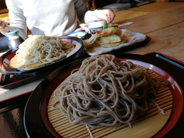 手前…もりそば(田舎)、奥…天盛り蕎麦(山月)_那須蕎麦 山月