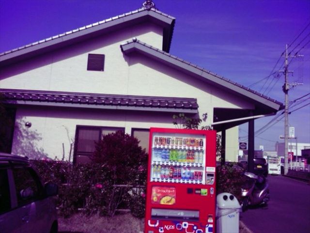 駐車場からみた店舗_萬年屋