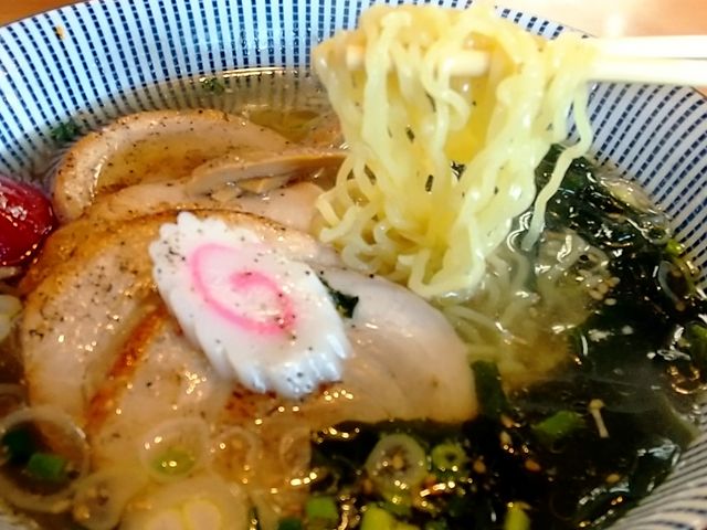 塩チャーシュー麺の麺持ち上げ(麺リフト)_北京ラーメン