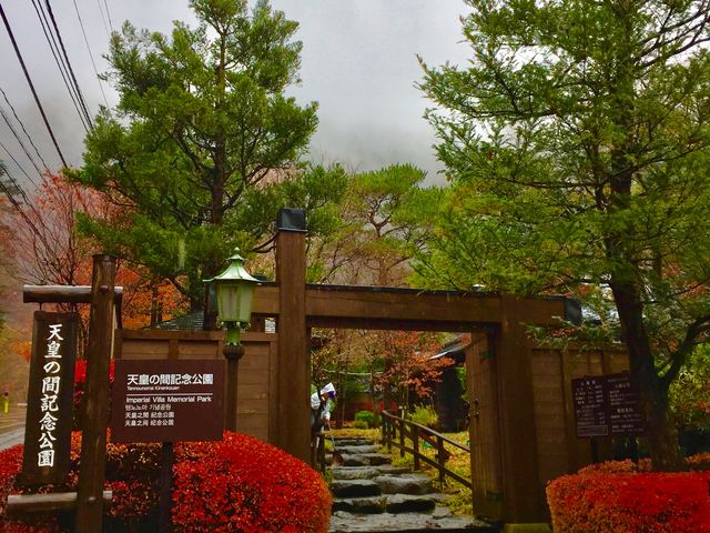 門をくぐると歴史を感じさせる素敵な雰囲気。
_天皇の間記念公園