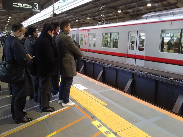 当駅始発の地下鉄を待ちます_中目黒駅