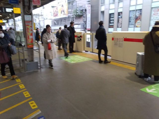 渋谷へ向かう人たち_中目黒駅