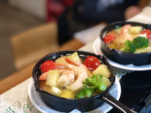 海老と野菜のアヒージョ。850円。_居酒BAR初音