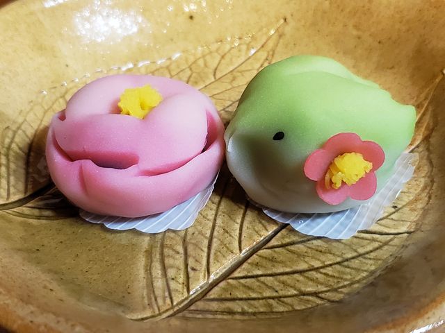 季節の和菓子「牡丹と鶯」_菓子処 まつもと