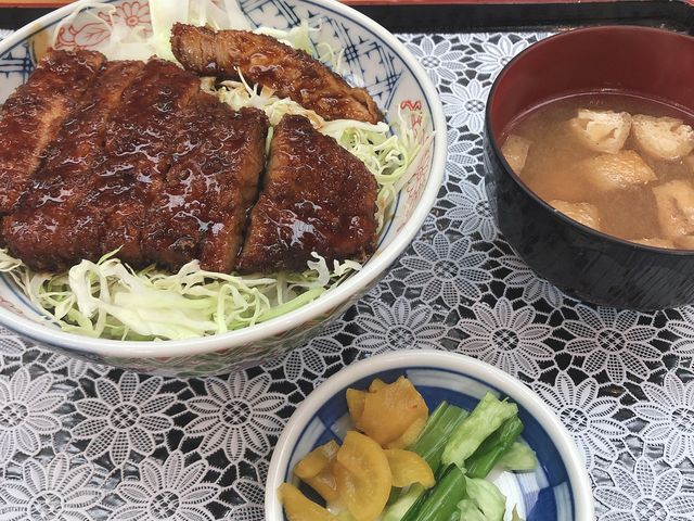 キャベツのソースカツにしました。カツが柔らかく、味も濃く本当においしい一品でした。_なかじま 会津若松