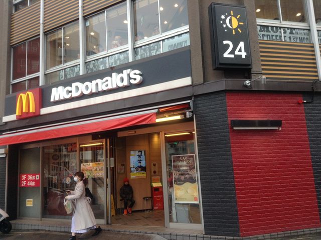 店頭_マクドナルド東新宿駅前店