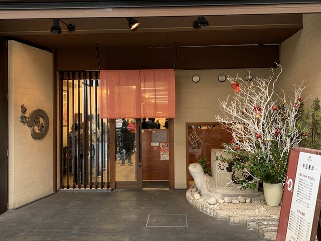 綺麗な外見と内装。でも、セルフですよ。_麺処 綿谷 高松店