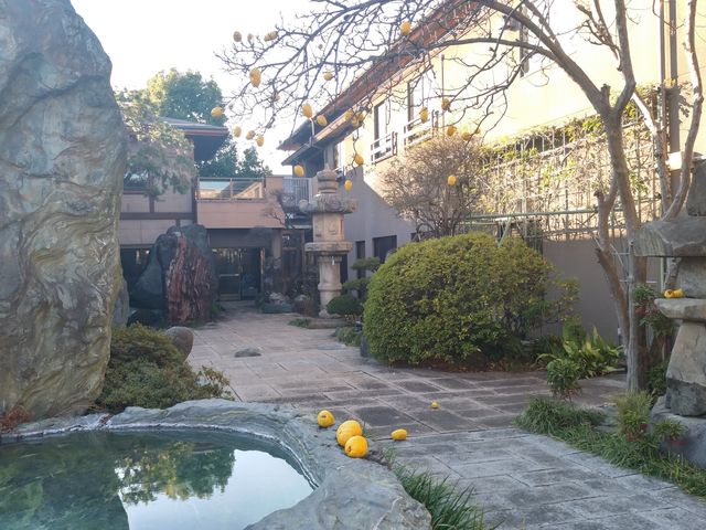 面積がふんだんに使われたホテルの庭園の一部_銘石の宿かげつ