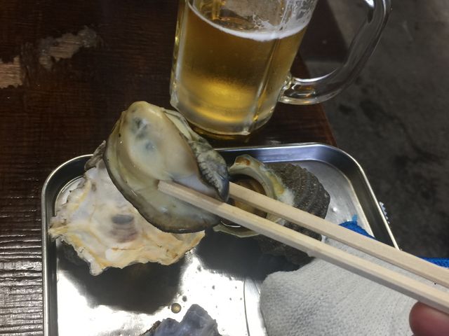 この上ない至福の時間 焼き牡蠣にビール最高!_かき焼き わたなべ