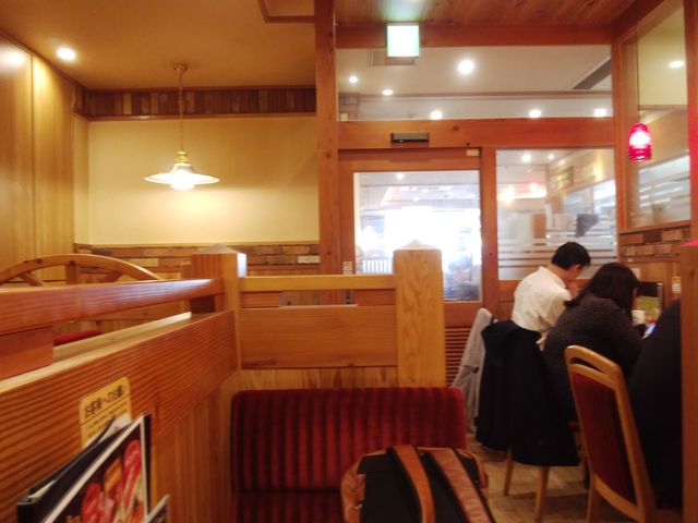 店内は明るく綺麗です。_コメダ珈琲店 浅草橋駅前店