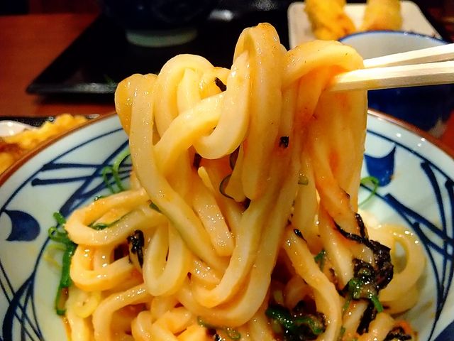 まぜまぜして麺リフト。_丸亀製麺