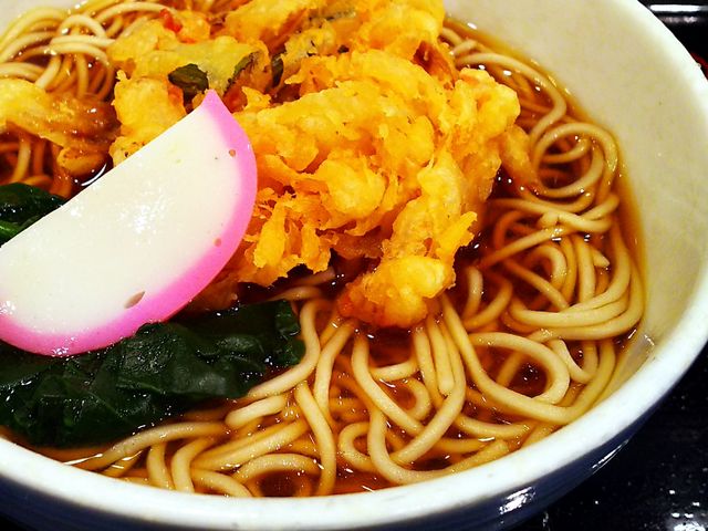 立食いグルメ。定番のかき揚げ蕎麦(かまぼことワカメ入り)_小諸そば 築地店