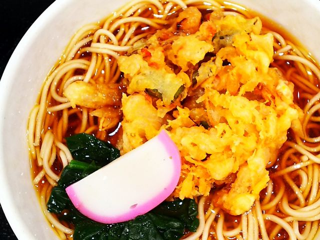 立食いグルメ。定番のかき揚げ蕎麦(かまぼことワカメ入り)_小諸そば 築地店