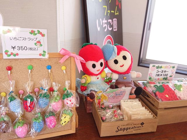 受付横に苺グッズ売ってました_なるベリーファーム