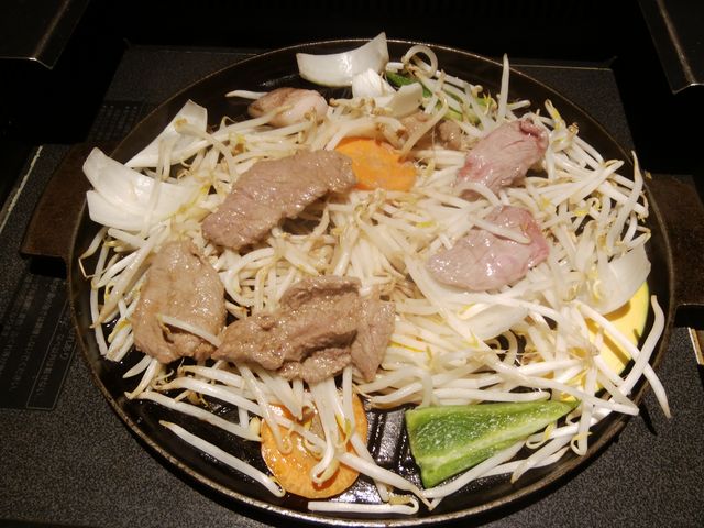 野菜の上で蒸して焼くのがコツだそうです。_キリンビール園 新館 アーバン店