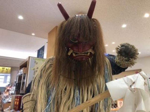 なまはげがお出迎え_秋田空港ビル 売店