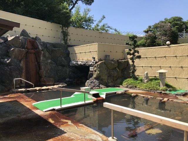 開放感のある露天風呂=洞窟湯の横の源泉湯は熱いです_半田天然温泉 まるはごんぎつねの湯