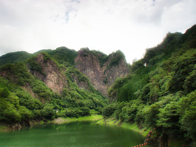 写真中央の山肌が大きなハートになっています。_日向神峡