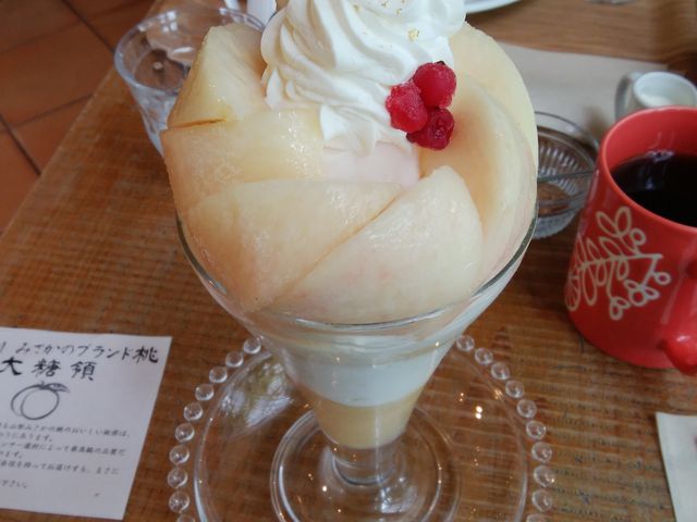 桃のパフェ、2種類あって悩んだ末、滅多に食べれないから大糖領を注文!高かったけど最高でした。_キャンベル・アーリー(Campbell Early)