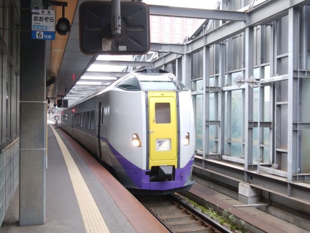札幌往きの特急電車も止まっていました。AM6:45発です。快適そうです。_JR帯広駅(バスターミナル)