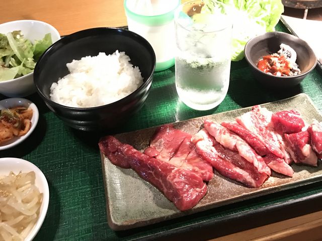ご飯は別
ネットではキムチが小鉢で写っていたのに
左の真ん中です。
_炭火焼肉 炎家
