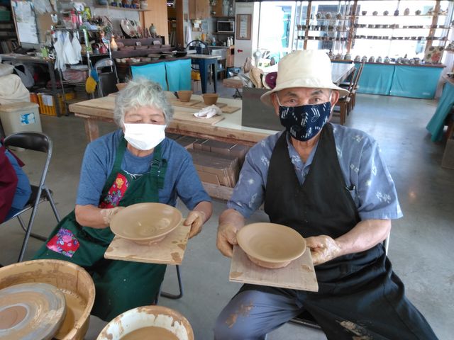 仲良し夫婦揃って湯飲み茶碗とお皿を作成。_陶芸工房てぃーだ