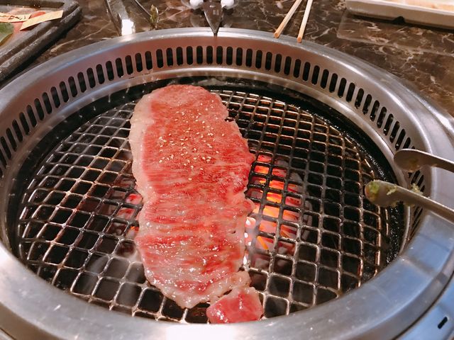 サーロイン。
脂すごい。やばい。_京の焼肉処 弘 千本三条本店