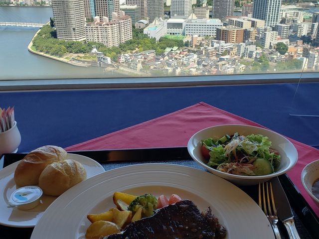 景色がとても良く、下に流れる川には屋形船が通ったりと素晴らしいロケーションでした!!_銀座クレストンホテル
