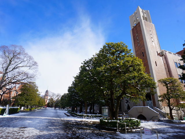 西門から(雪の降った日)
右の塔のあるのは明徳館
奥にクラーク記念館_同志社大学 今出川キャンパス
