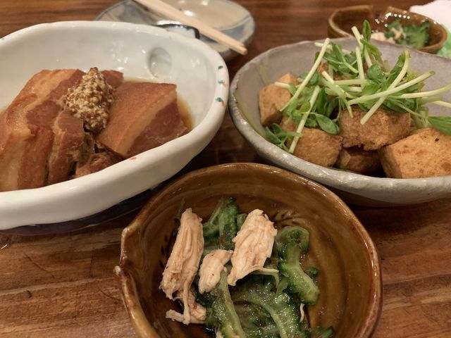 ラフテー、島豆腐のにんにく醤油、お通しのゴーヤ_島の食べものや 南風