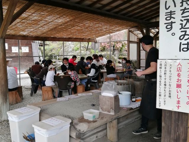 お兄さんがお魚焼いてくれてます_滝のある釣り堀 那須高原 清流の里