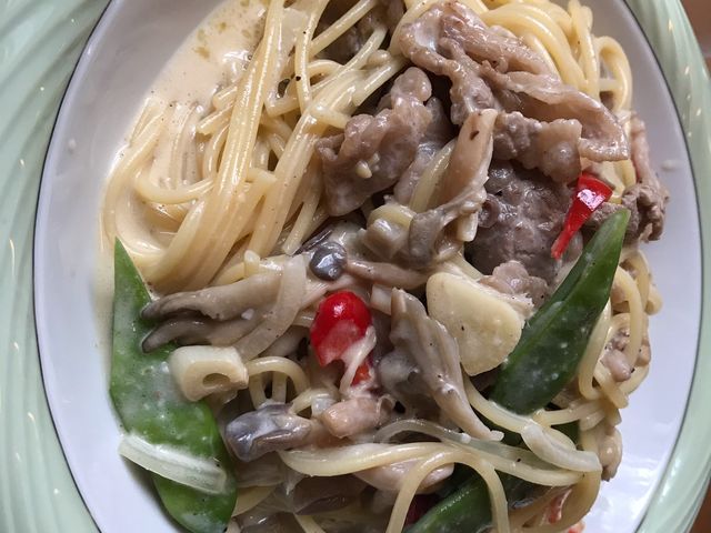 本日のスパゲティ
牛肉ときのこのクリームソース_味の郷 こばりどん
