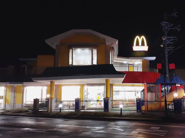 駐車場が広く、子供用遊具もあります。_マクドナルド23号津店