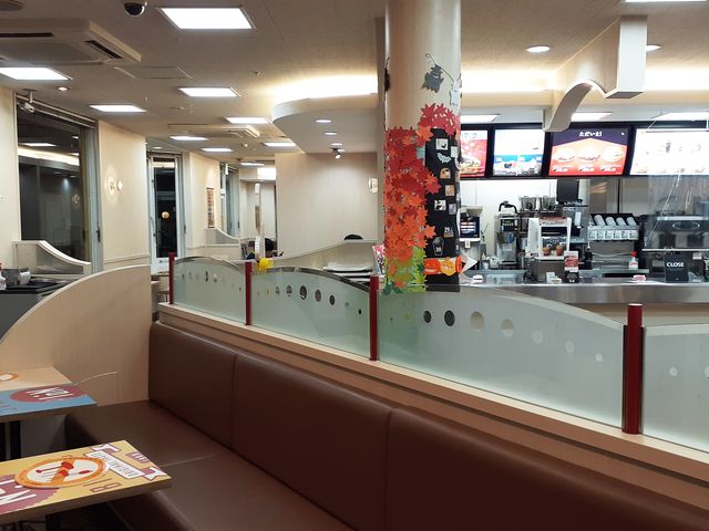 店内の様子:長いベンチシートもあります。_マクドナルド23号津店