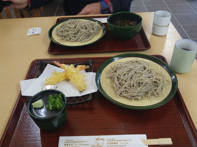ちょうど新蕎麦が出た日でした。店の入り口でそば打ちの様子を見ることができます。_春来そば「てっぺん」浜坂の郷