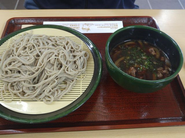 夫は但馬牛の入った蕎麦。蕎麦湯ももらえるので最後まで蕎麦を味わいました。_春来そば「てっぺん」浜坂の郷