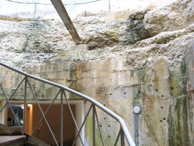 暴発の衝撃を物語る破損_丹賀砲台園地