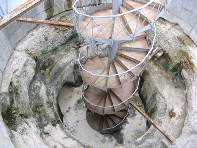 主砲の代わりに螺旋階段_丹賀砲台園地