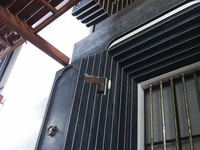 2階にあがるところより手前の入り口から脇からのところです。_漆蔵資料館
