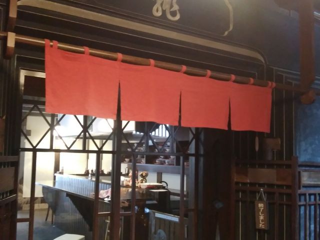 入り口から奥に昔コーヒーが飲めたところの入り口です。_漆蔵資料館