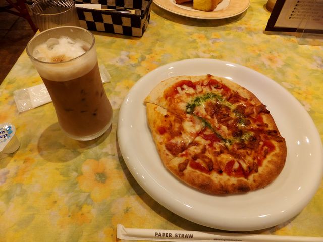 マルゲリータピザとアイスカフェ・ラテ_レストラン 花さんご