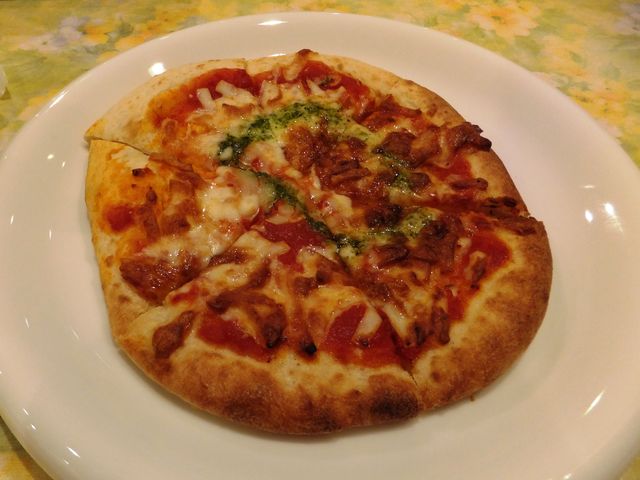 マルゲリータピザ:ピザ生地が厚く食べ応えあり。_レストラン 花さんご