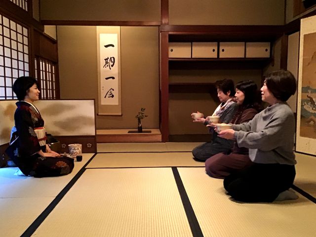 優しく楽しい先生のご指導のもと、和やかな茶道体験!背筋が伸びました。_着物茶道体験 京都MAIKOYA